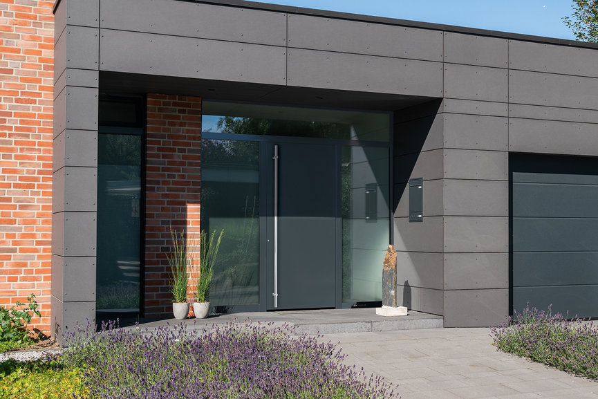 Zbudowane z aluminium i stali nierdzewnej drzwi ThermoSafe Hybrid i ThermoPlan Hybrid są wyjątkowo odporne na wszelkie odkształcenia, nawet przy dużych różnicach temperatur między ich wewnętrzną a zewnętrzną stroną. Fot. Hörmann