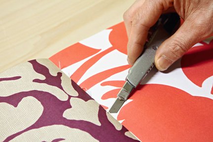 2. Aby wyjąć z katalogu poszczególne arkusze, nożem z wysuwanym ostrzem przecinamy nitki zszycia.