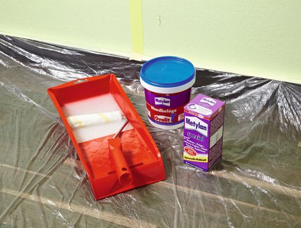 4. Ponieważ wzory tapet są wydrukowane na ciężkim papierze, używamy specjalnego kleju, aby papier nie pęczniał. Sprawdza się mieszanka w proporcjach 1:1 Metylanu spezial (klej do tapet z ciężkiego papieru) i kleju Ovalit (który wzmacnia siłę klejenia) – obydwa firmy Henkel.