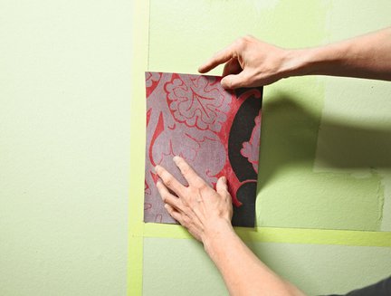 5. Za pomocą wałka ścianę pokrywamy klejem i przyklejamy pierwszy arkusz.