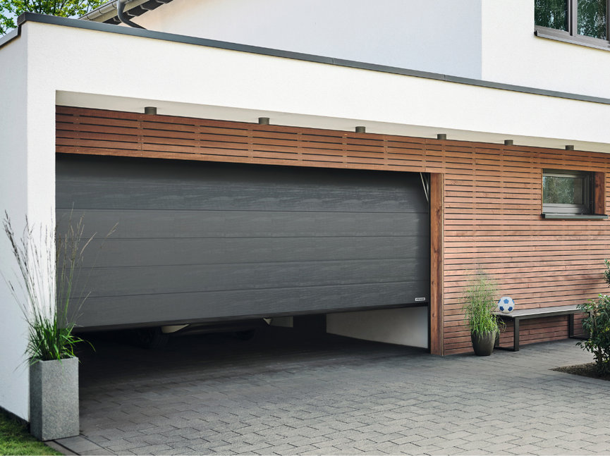 Brama garażowa RenoMatic w komplecie z napędem SupraMatic E oferowana jest w wymiarach dostosowanych do garaży jedno lub dwustanowiskowych